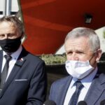 23.04.2020. Kielce. Konferencja wojewody i kuratora. Na zdjęciu (od lewej): Zbigniew Koniusz - wojewoda świętokrzyski i Kazimierz Mądzik - świętokrzyski kurator oświaty / Piotr Kwaśniewski / Radio Kielce