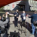 23.04.2020. Kielce. Konferencja wojewody i kuratora. Na zdjęciu (w środku): Zbigniew Koniusz - wojewoda świętokrzyski i Kazimierz Mądzik - świętokrzyski kurator oświaty / Piotr Kwaśniewski / Radio Kielce