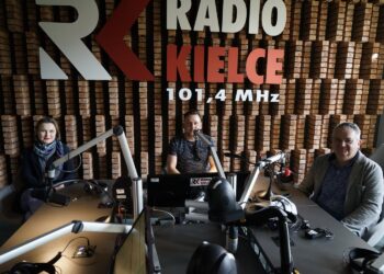 28.04.2020. Punkty Widzenia. Na zdjęciu od lewej: doktor Magdalena Piłat-Borcuch - socjolog z Uniwersytetu Jana Kochanowskiego w Kielcach, Robert Szumielewicz - Radio Kielce, Krzysztof Wojsa - zarządca kieleckiego bazaru. / Piotr Kwaśniewski / Radio Kielce