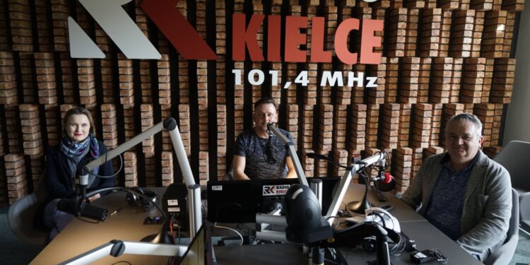 28.04.2020. Punkty Widzenia. Na zdjęciu od lewej: doktor Magdalena Piłat-Borcuch - socjolog z Uniwersytetu Jana Kochanowskiego w Kielcach, Robert Szumielewicz - Radio Kielce, Krzysztof Wojsa - zarządca kieleckiego bazaru. / Piotr Kwaśniewski / Radio Kielce