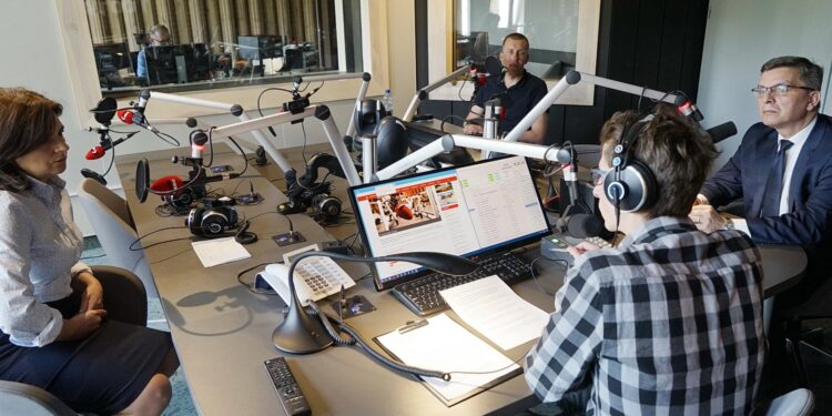 29.04.2020. Kielce. Punkty widzenia. Na zdjęciu (od lewej): Katarzyna Nowacka - świętokrzyski wicekurator oświaty, red. Michał Kita - Radio Kielce, Andrzej Pruś - przewodniczący Sejmiku Województwa Świętokrzyskiego; doradca wojewody, Michał Góźdź - dyrektor marketingu spółki zarządzającej Galerią Korona / Kamil Król / Radio Kielce