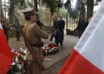 30.04.2020. Szaniec Hubala. 80. rocznica śmierci majora Henryka Dobrzańskiego. Wieniec składa Jan Józef Kasprzyk - szef Urzędu do Spraw Kombatantów i Osób Represjonowanych / Dionizy Krawczyński / Radio Kielce