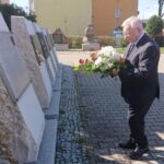 10.04.2020. Starachowice. Poseł Krzysztof Lipiec złożył kwiaty przy Panteonie Wielkich Polaków. Na zdjęciu: Krzysztof Lipiec - poseł PiS / Anna Głąb / Radio Kielce