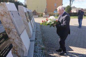 10.04.2020. Starachowice. Poseł Krzysztof Lipiec złożył kwiaty przy Panteonie Wielkich Polaków. Na zdjęciu: Krzysztof Lipiec - poseł PiS / Anna Głąb / Radio Kielce