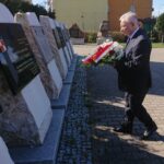 10.04.2020. Starachowice. Poseł Krzysztof Lipiec złożył kwiaty przy Panteonie Wielkich Polaków. Na zdjęciu: Krzysztof Lipiec - poseł PiS / Anna Głąb / Radio Kielce