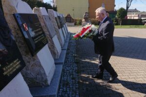 10.04.2020. Starachowice. Poseł Krzysztof Lipiec złożył kwiaty przy Panteonie Wielkich Polaków. Na zdjęciu: Krzysztof Lipiec - poseł PiS / Anna Głąb / Radio Kielce