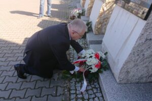 10.04.2020. Starachowice. Poseł Krzysztof Lipiec złożył kwiaty przy Panteonie Wielkich Polaków. Na zdjęciu: Krzysztof Lipiec - poseł PiS / Anna Głąb / Radio Kielce