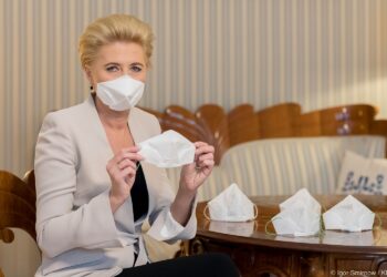 15.04.2020. Warszawa. Pani Prezydentowa Agata Kornhauser-Duda prezentuje maseczkę ochronna wykonana z ręcznika papierowego / Igor Smirnow / KPRP
