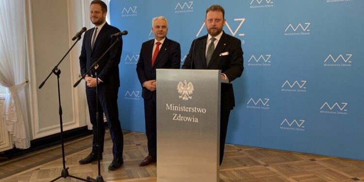 16.03.2020. Warszawa. Konferencja ministra zdrowia. Na zdjęciu (od lewej): Janusz Cieszyński - podsekretarz stanu, Waldemar Kraska - sekretarz stanu i Łukasz Szumowski - minister zdrowia / Ministerstwo Zdrowia/twitter