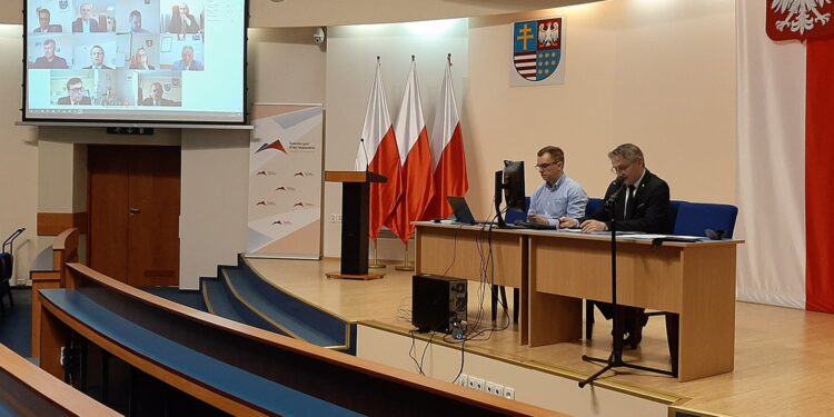Wojewoda świętokrzyski Zbigniew Koniusz przewodniczył wideokonferencji z udziałem starostów, której tematem było dofinansowanie inwestycji w ramach Funduszu Dróg Samorządowych / ŚUW