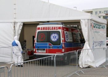 Warszawa. Mobilny punkt badań w kierunku koronawirusa / Diagnostyka