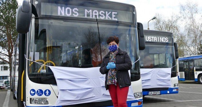 Pani Sylwia Kornicka, współpracowniczka Przedsiębiorstwa Komunikacji Autobusowej w Gdyni, prezentuje uszyte przez siebie maseczki / ZKM Gdynia