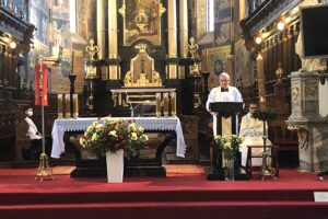 26.04.2020. Sandomierz. Msza w bazylice katedralnej. Homilię głosi ks. Zygmunt Gil, proboszcz parafii katedralnej w Sandomierzu / Grażyna Szlęzak-Wójcik / Radio Kielce