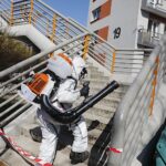 06.04.2020. Kielce. Dezynfekcja kładki dla pieszych przy ul. Źródłowej / Jarosław Kubalski / Radio Kielce