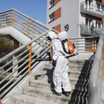 06.04.2020. Kielce. Dezynfekcja kładki dla pieszych przy ul. Źródłowej / Jarosław Kubalski / Radio Kielce