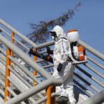 06.04.2020. Kielce. Dezynfekcja kładki dla pieszych przy ul. Źródłowej / Jarosław Kubalski / Radio Kielce