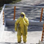 06.04.2020. Kielce. Dezynfekcja kładki dla pieszych przy ul. Źródłowej / Jarosław Kubalski / Radio Kielce