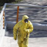 06.04.2020. Kielce. Dezynfekcja kładki dla pieszych przy ul. Źródłowej / Jarosław Kubalski / Radio Kielce