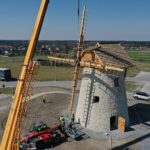 09.04.2020. Krasocin. Wiatrak typu „holender” / Jarosław Kubalski / Radio Kielce