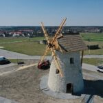 09.04.2020. Krasocin. Wiatrak typu „holender” / Jarosław Kubalski / Radio Kielce