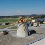 09.04.2020. Krasocin. Wiatrak typu „holender” / Jarosław Kubalski / Radio Kielce