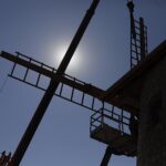 09.04.2020. Krasocin. Wiatrak typu „holender” / Jarosław Kubalski / Radio Kielce