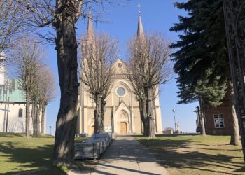 06.04.2020. Sulisławice. Plac przed sanktuarium / Grażyna-Szlęzak-Wójcik / Radio Kielce