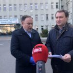 3.04.2020. Sandomierz. Środki ochrony dla szpitala. Od lewej:  Marek Kwitek - poseł, Marek Kos - dyrektor Szpitala Specjalistycznego w Sandomierzu / Grażyna Szlęzak-Wójcik / Radio Kielce