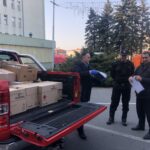 3.04.2020. Sandomierz. Środki ochrony dla szpitala. Od lewej:  Marek Kwitek - poseł, Piotr Krytusa -  komendant powiatowy PSP w Sandomierzu, Marek Kos - dyrektor Szpitala Specjalistycznego w Sandomierzu / Grażyna Szlęzak-Wójcik / Radio Kielce