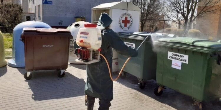07.04.2020. Sandomierz. Odkażanie altan śmietnikowych / PGKIM w Sandomierzu