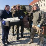 08.04.2020 Sandomierz. Poseł Marek Kwitek przekazuje przyłbice ochronne dla sandomierskich terytorialsów / Grażyna Szlęzak-Wójcik / Radio Kielce