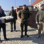 08.04.2020 Sandomierz. Poseł Marek Kwitek przekazuje przyłbice ochronne dla sandomierskich terytorialsów. Od lewej: poseł Marek Kwitek, por. Mariusz Krzemiński, szer. Marcin Wolski, ppłki Arkadiusz Nenutil dowódca 102 batalionu lekkiej piechoty w Sandomierzu / Grażyna Szlęzak-Wójcik / Radio Kielce