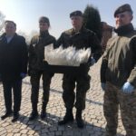 08.04.2020 Sandomierz. Poseł Marek Kwitek przekazuje przyłbice ochronne dla sandomierskich terytorialsów. Od lewej: poseł Marek Kwitek, szer. Marta Korzynek, szer. Marcin Wolski, ppłki Arkadiusz Nenutil dowódca 102 batalionu lekkiej piechoty w Sandomierzu / Grażyna Szlęzak-Wójcik / Radio Kielce