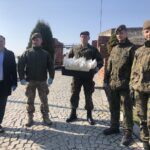 08.04.2020 Sandomierz. Poseł Marek Kwitek przekazuje przyłbice ochronne dla sandomierskich terytorialsów. Od lewej: poseł Marek Kwitek, ppłk Arkadiusz Nenutil,  szer. Marcin Wolski, por. Mariusz  Krzemiński, szer. Marta Korzynek / Grażyna Szlęzak-Wójcik / Radio Kielce