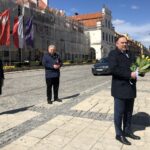 10.04.2020 Sandomierz. Przedstawiciele PiS złożyli kwiaty przy tablicy znajdującej się na ścianie Ratusza. Na zdjęciu (od lewej): Mariola Stępień - NSZZ „Solidarność” Ziemi Sandomierskiej, Krzysztof Szatan – miejski radny i poseł Marek Kwitek / Grażyna Szlęzak-Wójcik / Radio Kielce