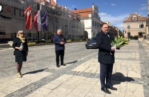 10.04.2020 Sandomierz. Przedstawiciele PiS złożyli kwiaty przy tablicy znajdującej się na ścianie Ratusza. Na zdjęciu (od lewej): Mariola Stępień - NSZZ „Solidarność” Ziemi Sandomierskiej, Krzysztof Szatan – miejski radny i poseł Marek Kwitek / Grażyna Szlęzak-Wójcik / Radio Kielce