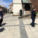 10.04.2020 Sandomierz. Przedstawiciele PiS złożyli kwiaty przy tablicy znajdującej się na ścianie Ratusza. Na zdjęciu (od lewej): Mariola Stępień - NSZZ „Solidarność” Ziemi Sandomierskiej, Krzysztof Szatan – miejski radny i poseł Marek Kwitek / Grażyna Szlęzak-Wójcik / Radio Kielce