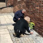 10.04.2020 Sandomierz. Przedstawiciele PiS złożyli kwiaty przy tablicy znajdującej się na ścianie Ratusza. Na zdjęciu (od lewej): Mariola Stępień - NSZZ „Solidarność” Ziemi Sandomierskiej i Krzysztof Szatan – miejski radny / Grażyna Szlęzak-Wójcik / Radio Kielce