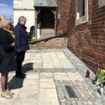 10.04.2020 Sandomierz. Przedstawiciele PiS złożyli kwiaty przy tablicy znajdującej się na ścianie Ratusza. Na zdjęciu (od lewej): Mariola Stępień - NSZZ „Solidarność” Ziemi Sandomierskiej i Krzysztof Szatan – miejski radny / Grażyna Szlęzak-Wójcik / Radio Kielce
