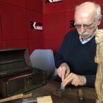 13.04.2010. Sandomierz. Karol Bury - kasztelan Chorągwi Rycerstwa Ziemi Sandomierskiej i jego rzeźby / Grażyna-Szlęzak-Wójcik / Radio Kielce