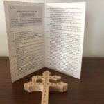 19.04.2020. Sandomierz. Krzyż karawaka i ulotka Wydawnictwa Diecezjalnego w Sandomierzu / Grażyna Szlęzak-Wójcik / Radio Kielce