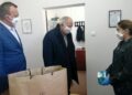 21.04.2020. Przekazanie maseczek ochronnych DPS w Sandomierzu. Na zdjęciu (od lewej): Marcin Piwnik -   starosta sandomierski , prof. Stanisław  Adamczak, Agnieszka Klimkiewicz - dyrektor Domu Pomocy Społecznej w Sandomierzu / Grażyna-Szlęzak-Wójcik / Radio Kielce