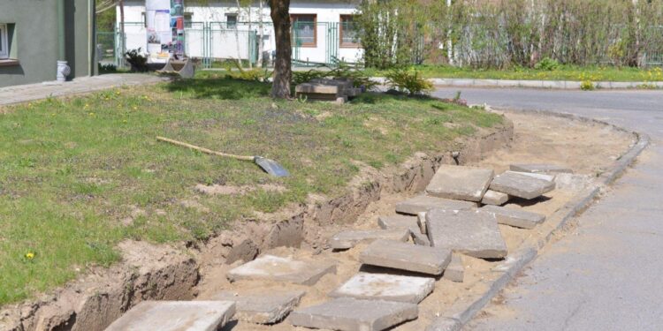 23.04.2020. Sandomierz. Remont ul. Mokoszyńskiej / Grażyna Szlęzak-Wojcik / Radio Kielce