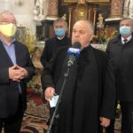 26.04.2020. Kurozwęki. MKiDN dofinansuje renowację obrazu „Pięć ran Pana Jezusa”. Na zdjęciu (od lewej): Krzysztof Lipiec - poseł PiS, Zbigniew Koniusz - wojewoda świętokrzyski, ksiądz Andrzej Bąk - proboszcz parafii w Kurozwękach, Józef Żółciak - starosta staszowski / Grażyna Szlęzak-Wójcik / Radio Kielce