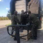 28.04.2020. Kurozwęki. Przekazanie żywności dla DPS-u w Kurozwękach