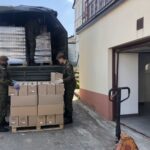 28.04.2020. Kurozwęki. Przekazanie żywności dla DPS-u w Kurozwękach