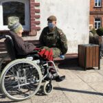 20.04.2020. Końskie. Żołnierze 10. ŚBOT pomagają osobom przebywającym w DPS / 10. Świętokrzyska Brygada Obrony Terytorialnej