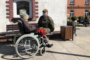 20.04.2020. Końskie. Żołnierze 10. ŚBOT pomagają osobom przebywającym w DPS / 10. Świętokrzyska Brygada Obrony Terytorialnej