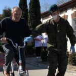 20.04.2020. Końskie. Żołnierze 10. ŚBOT pomagają osobom przebywającym w DPS / 10. Świętokrzyska Brygada Obrony Terytorialnej