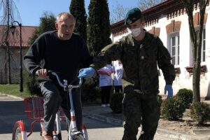 20.04.2020. Końskie. Żołnierze 10. ŚBOT pomagają osobom przebywającym w DPS / 10. Świętokrzyska Brygada Obrony Terytorialnej